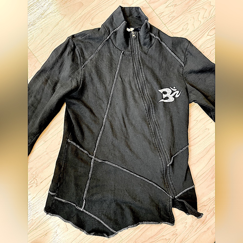 Flared women’s black jacket. Yak n yeti. Size L